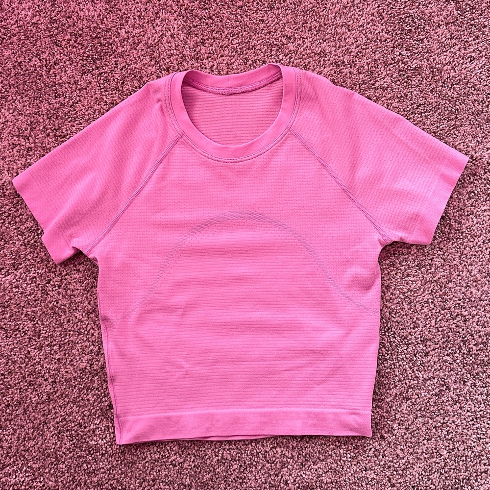 NEVER WORN WOMENS LULU CROP.